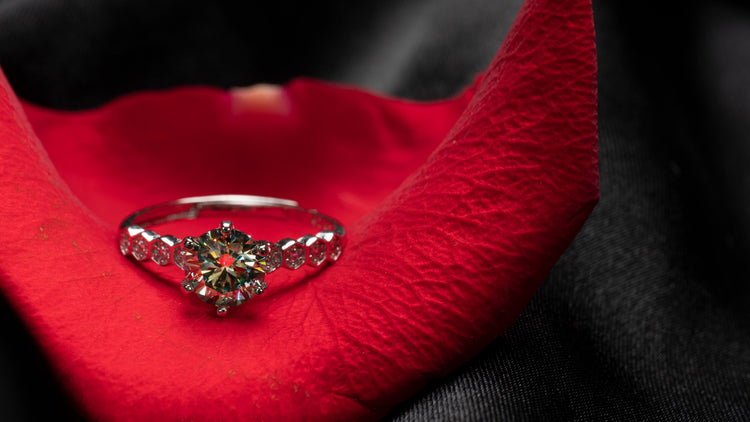 buyers guide to moissanite engagement rings