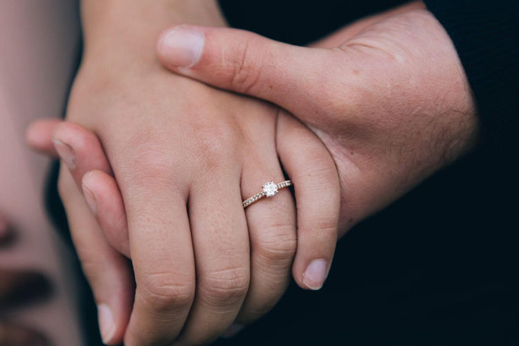 A woman wearing one carat diamond ring 