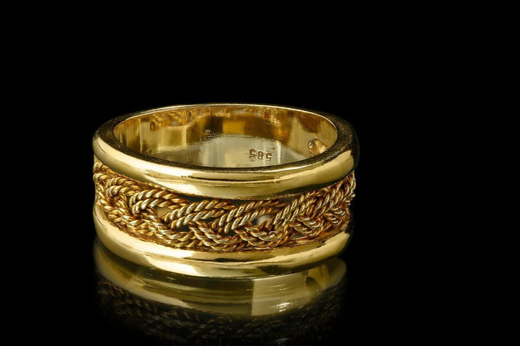 A modern customized celtic knot ring