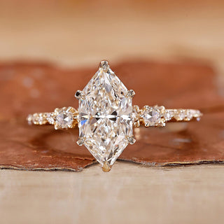Round Diamond Solitaire Engagement Ring with prong setting.
