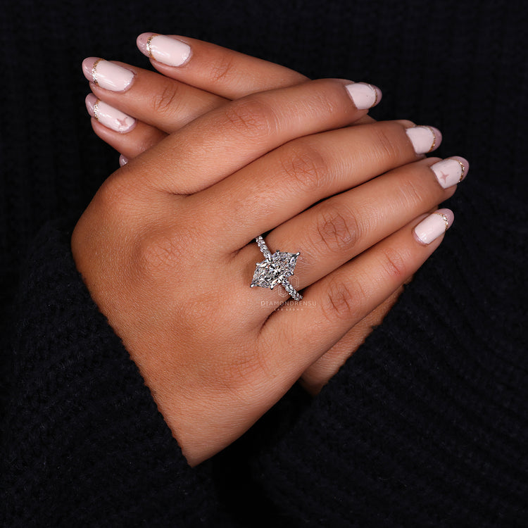 Round Diamond Engagement Ring with exceptional brilliance and clarity.