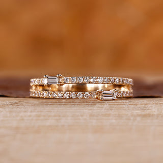 Baguette and round diamond band in yellow gold.
