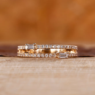 Baguette and round diamond band in yellow gold.

