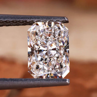 This diamond has a radiant cut and is 1 carat.
