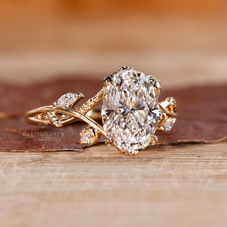 Cluster diamond ring with marquise and round side stones.
