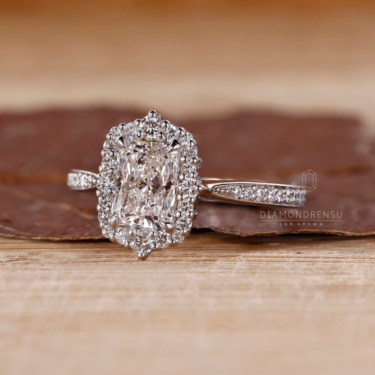 Diamondrensu ring featuring tapered shank band design.
