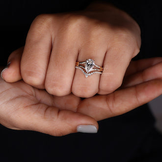 Pear Shaped Wedding Set with elegant diamond detailing.
