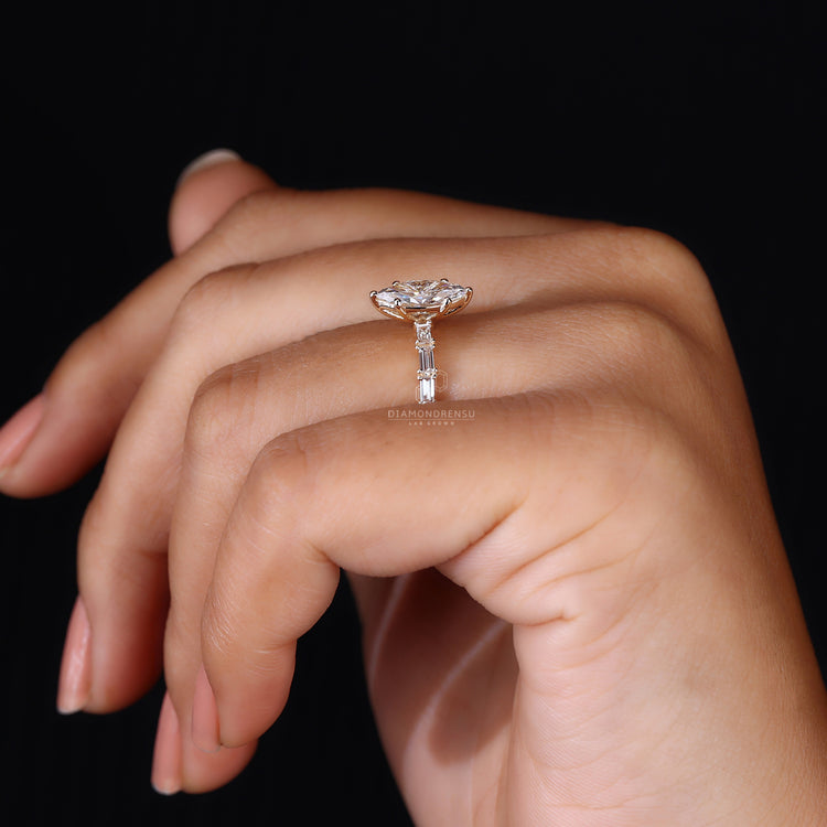 Prong setting design ensuring security and brilliance for the diamond.
