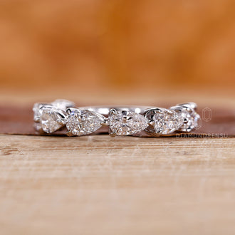 Stunning white gold wedding band with IGI-certified diamonds.
