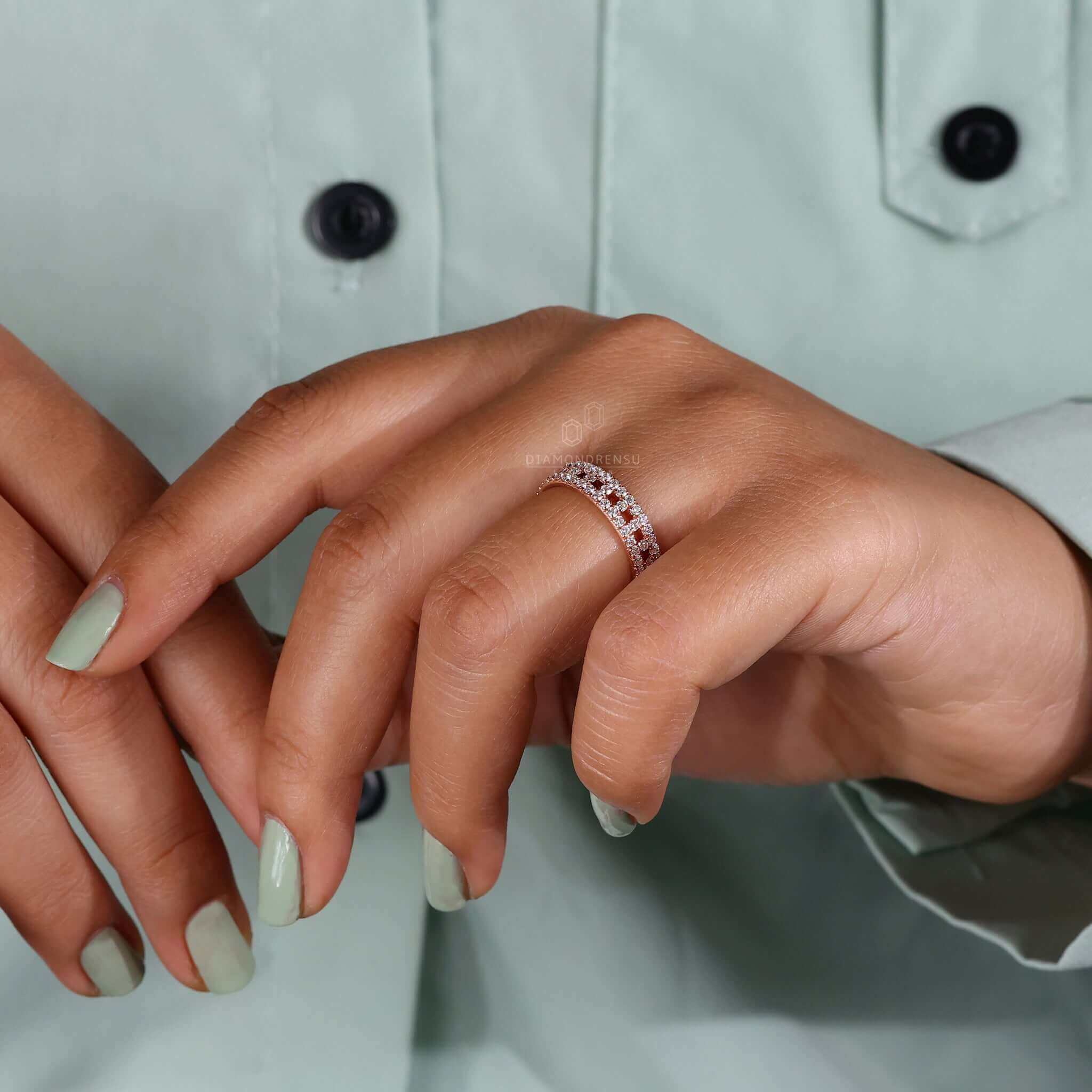 round lab grown diamond wedding ring