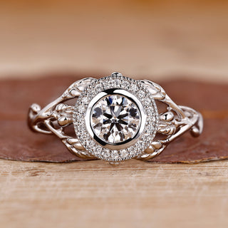 Nature inspired engagement ring with delicate details, perfect for a romantic touch.
