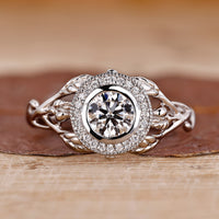 Nature inspired engagement ring with delicate details, perfect for a romantic touch.

