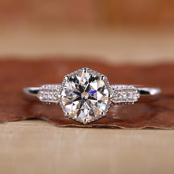 Vintage White Gold Ring with a classic design and charm.

