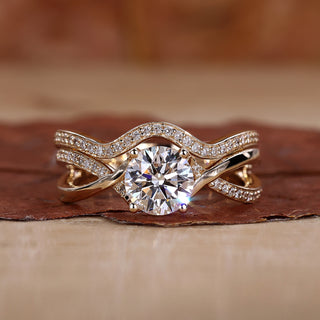 Round Wedding Ring Engagement Ring Set featuring brilliant diamonds.
