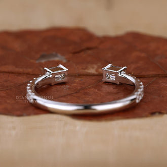 Buy wedding band crafted with IGI-certified diamonds.
