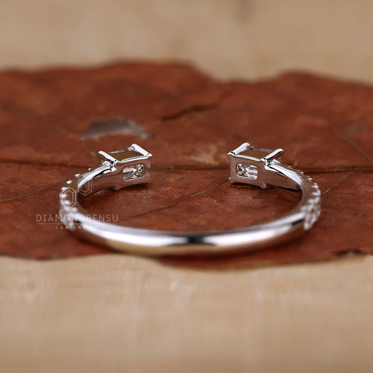 Buy wedding band crafted with IGI-certified diamonds.
