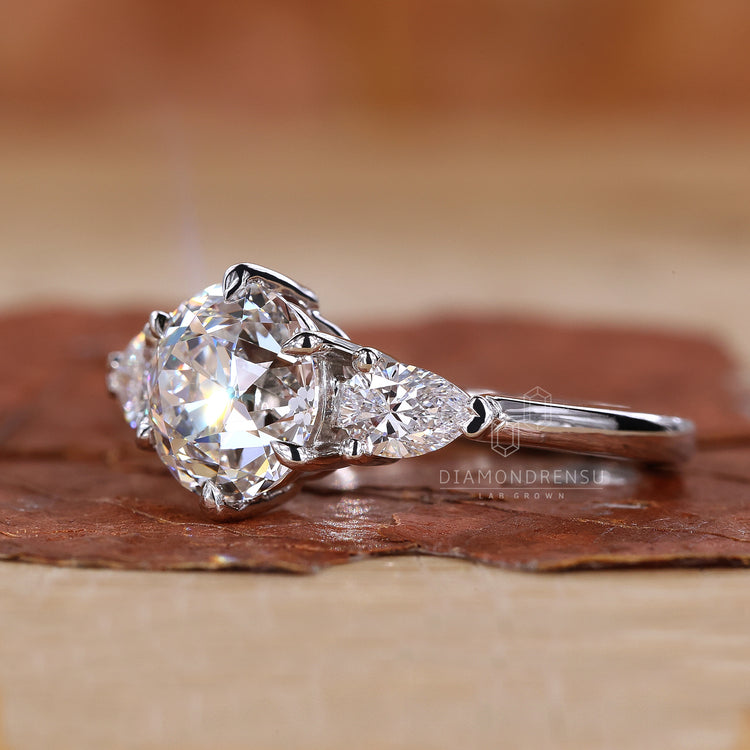 Pear shaped engagement ring with graceful curves.
