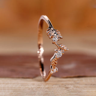 Leaf wedding band with nature-inspired design.
