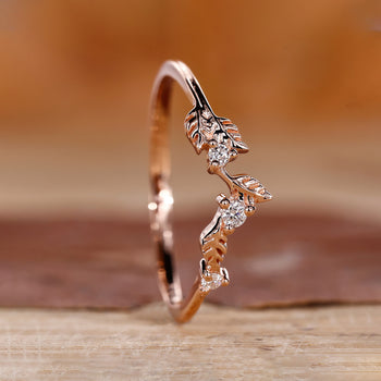 Leaf wedding band with nature-inspired design.
