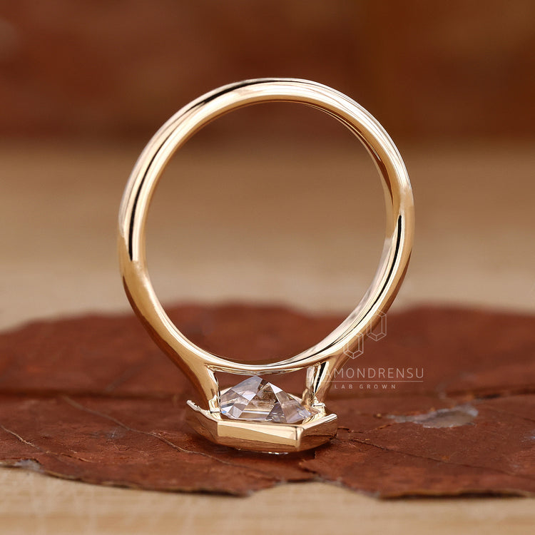 Gold Ring with a refined and timeless aesthetic.