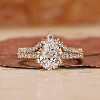 Pear Shaped Wedding Set featuring elegant diamond accents.
