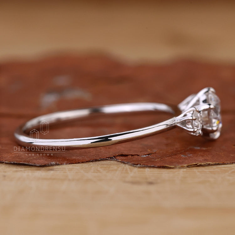 White Gold Ring with a dazzling 3 stone engagement ring.
