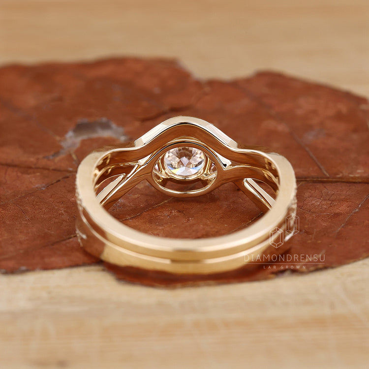 IGI Certified diamonds in a unique round wedding ring set.
