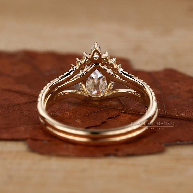 Pear Cut Engagement Ring Set featuring stunning diamonds.
