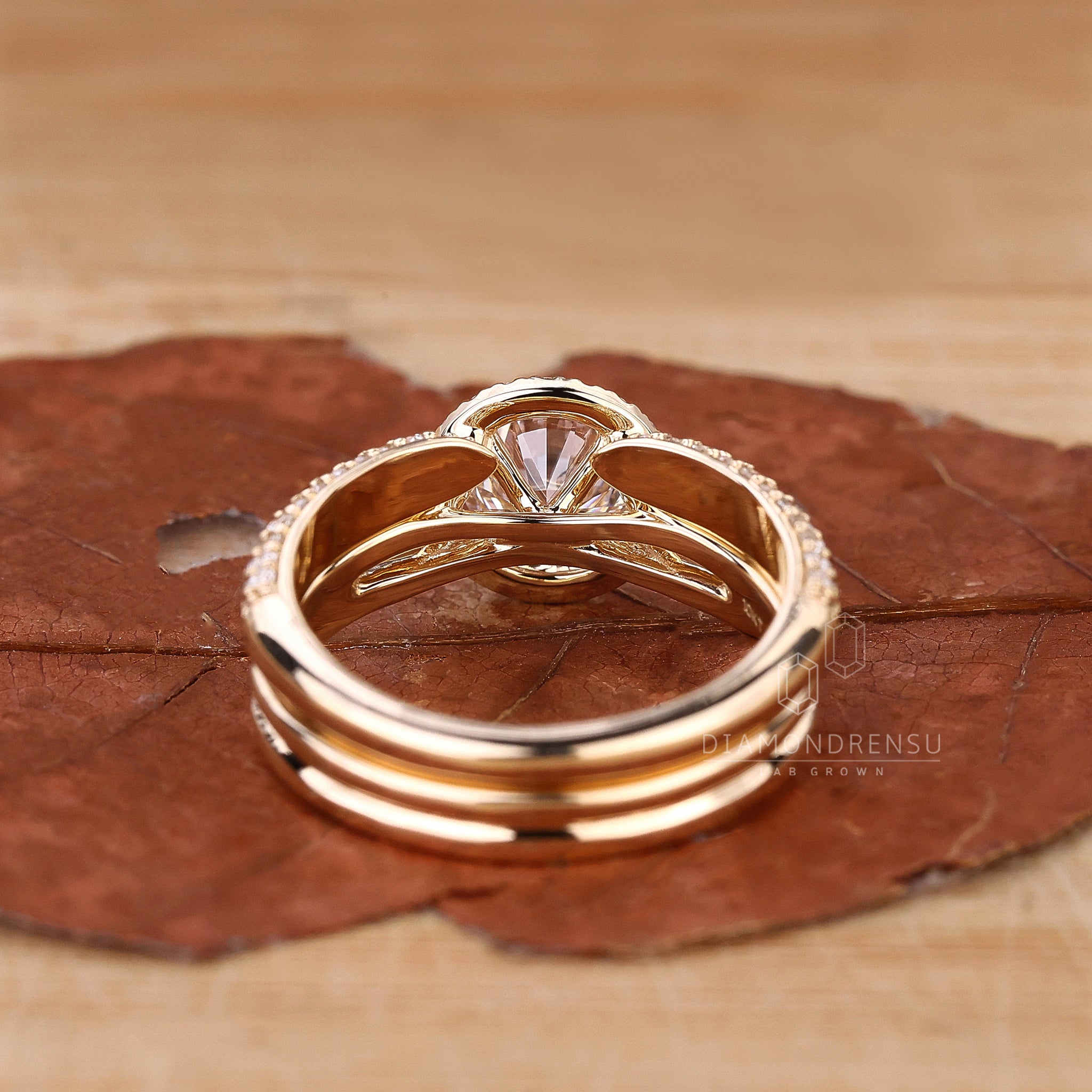 Buy Bridal Set featuring an exquisite combination of diamonds.
