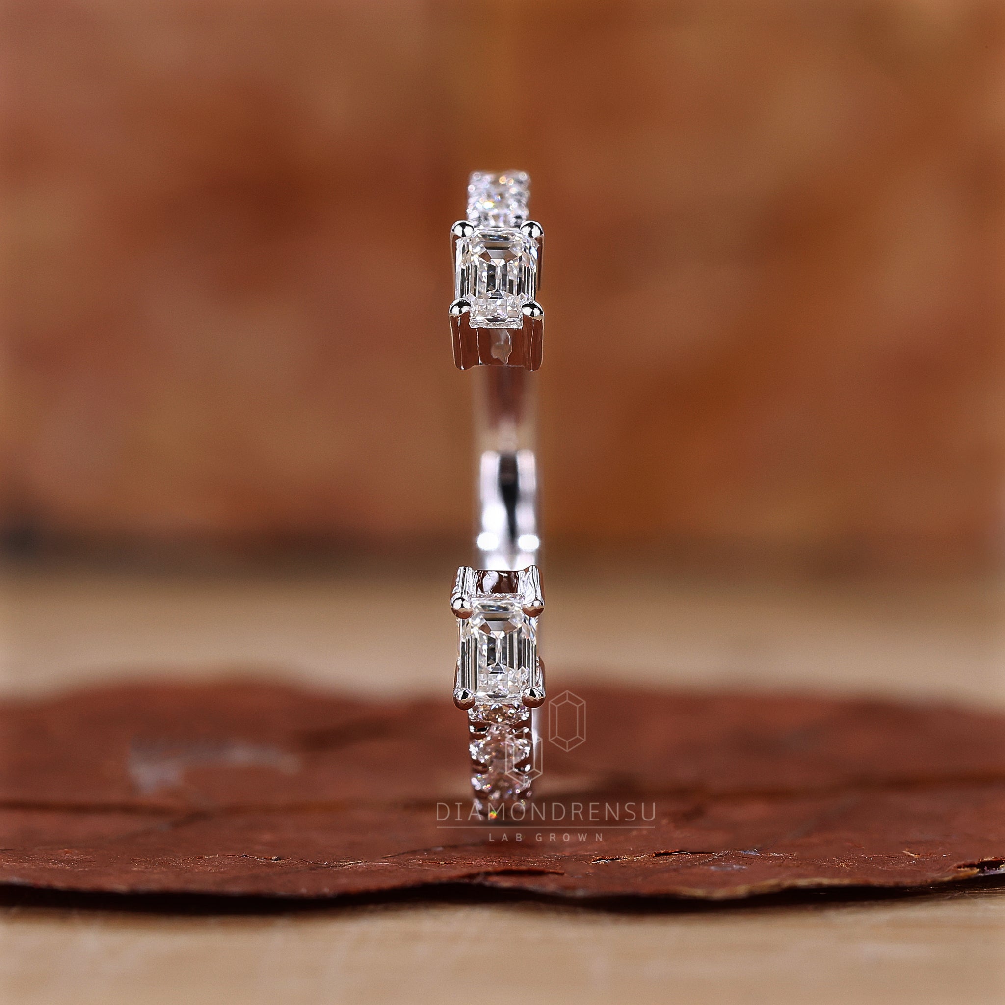 Round diamond band with an eye-catching prong setting.
