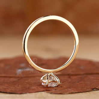 V shaped prong for a sleek, elegant look.
