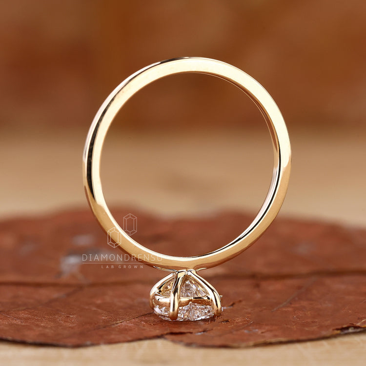 V shaped prong for a sleek, elegant look.
