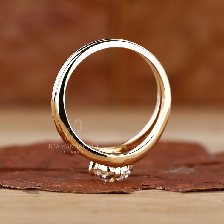 Stylish eye-shaped ring featuring a shimmering diamond center.