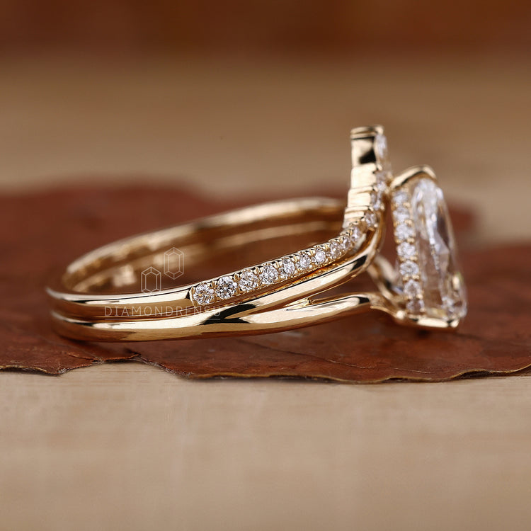 Brilliant Diamonds featured in a classic pear shaped ring.
