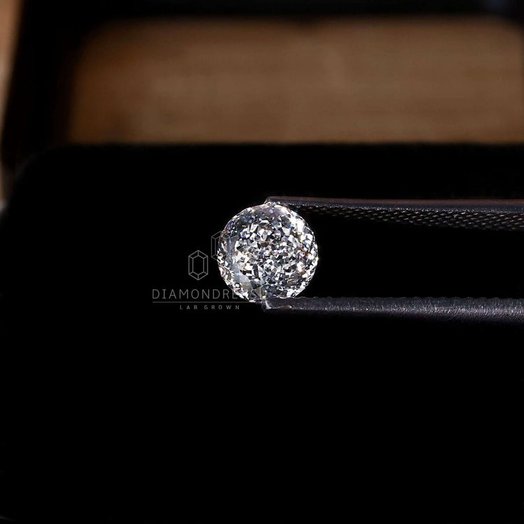 Diamondrensu’s Portuguese cut loose diamond weighs 1.09 carats and is lab grown.
