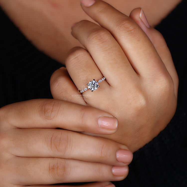 Stunning round cut diamond ring in a classic style.
