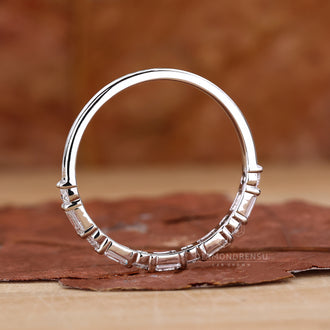 IGI certified diamond wedding band ensuring quality and authenticity.
