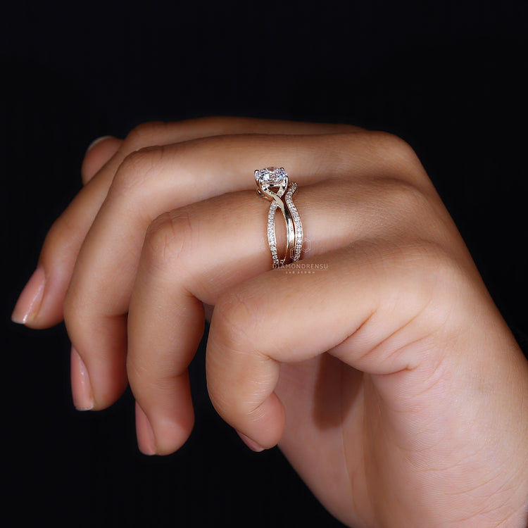 Round Cut Engagement Ring set with stunning diamonds.
