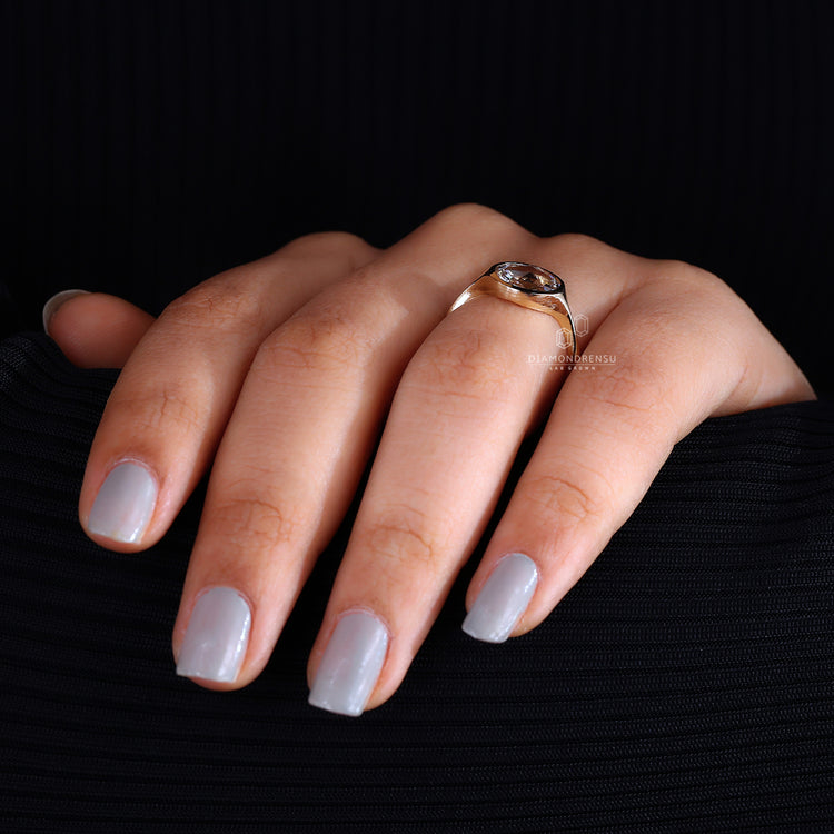 Round cut diamond ring crafted for modern elegance.
