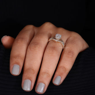 Round Brilliant Cut diamonds set in a luxurious design.
