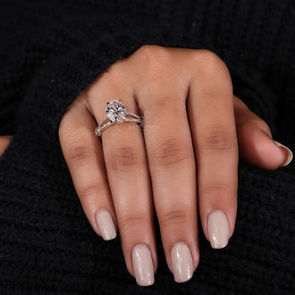 Claw Prong setting for a secure and stylish oval diamond ring.
