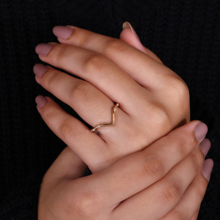 Brilliant Cut Diamond in a beautifully crafted wedding band.
