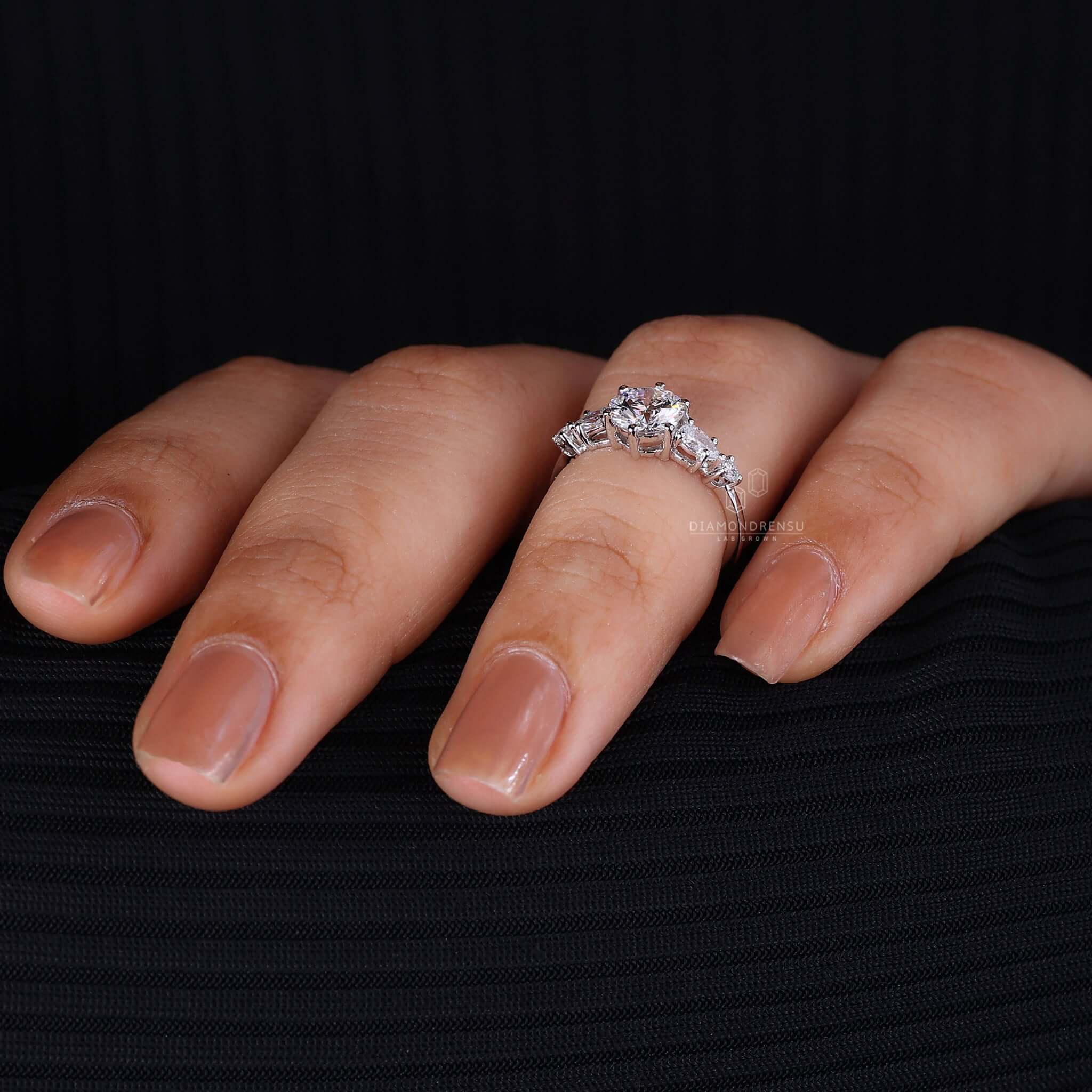 Elegant ring in white gold, placed against a soft background, reflecting luxury and simplicity.