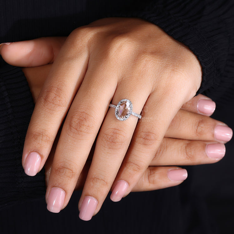 Round Diamond Engagement Ring with brilliant sparkle.
