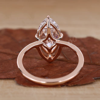 Compass Prong Setting for an enhanced diamond sparkle.