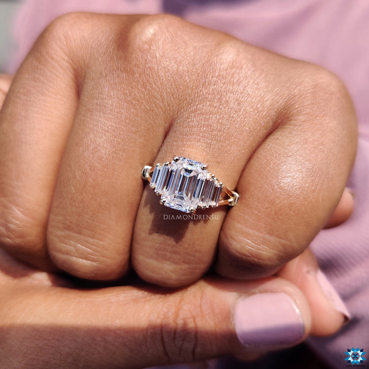 Diamondrensu ring with sleek finish.
