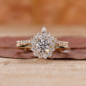 Round Diamond Bridal Set Wedding Ring with elegant design.
