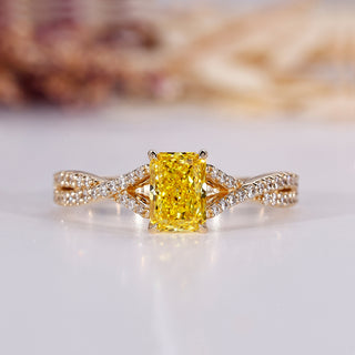 Radiant cut engagement ring with a stunning radiant cut ring design.

