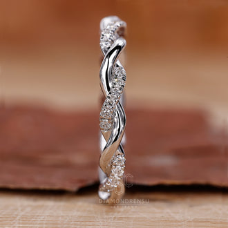 Diamondrensu band crafted in shimmering white gold.
