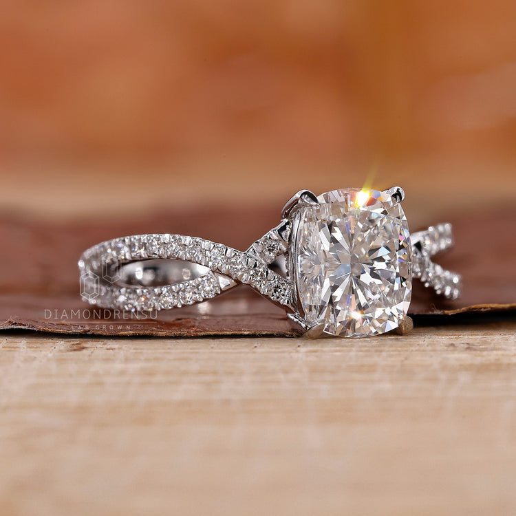 Claw Prong Setting showcasing the diamond's brilliance.
